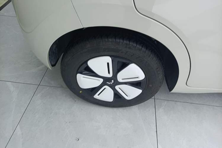 Used Wuling Hongguang MINIEV 2025 Four-Door Version 301km Zhenxiang+ Model Right Rear Wheel Hub