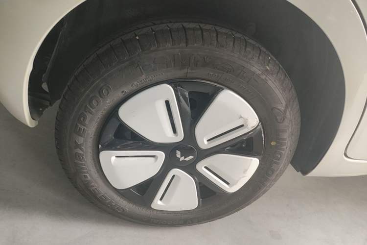 Used Wuling Hongguang MINIEV 2025 Four-Door Version Advanced Edition Right Rear Wheel Hub