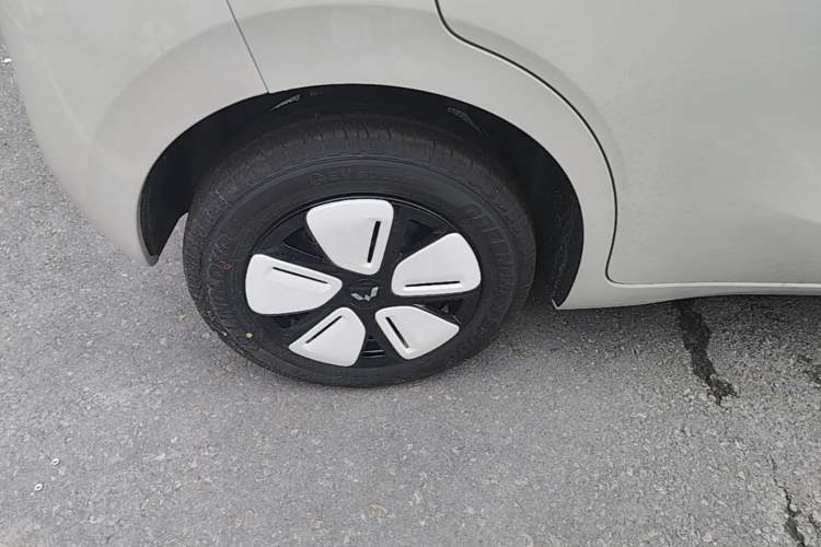 Used Wuling Hongguang MINIEV 2025 Four-Door Version Advanced Edition Right Rear Wheel Hub