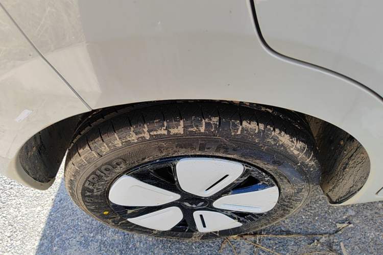 Used Wuling Hongguang MINIEV 2025 Four-Door Version Advanced Edition Right Rear Wheel Hub