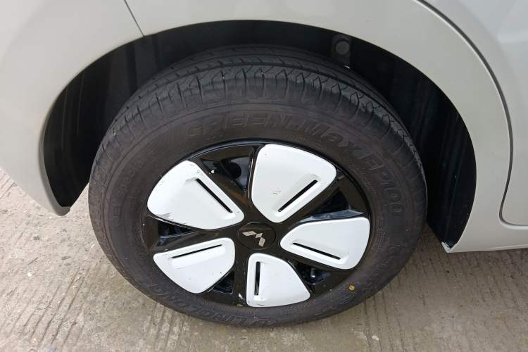 Used Wuling Hongguang MINIEV 2025 Four-Door Version Advanced Edition Right Rear Wheel Hub