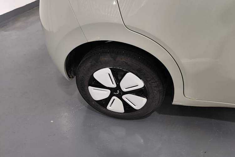 Used Wuling Hongguang MINIEV 2025 Four-Door Version Premium Edition Right Rear Wheel Hub