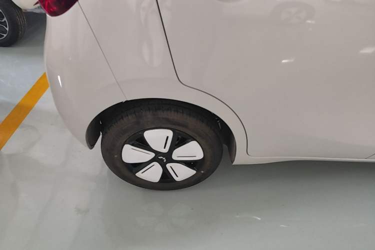 Used Wuling Hongguang MINIEV 2025 Four-Door Version Advanced Edition Right Rear Wheel Hub