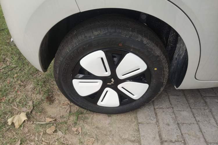 Used Wuling Hongguang MINIEV 2025 Four-Door Version Advanced Edition Right Rear Wheel Hub