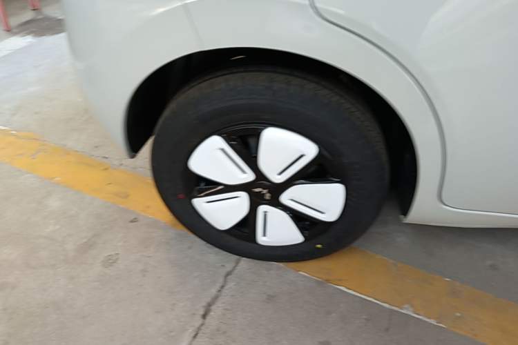 Used Wuling Hongguang MINIEV 2025 Four-Door Version Advanced Edition Right Rear Wheel Hub