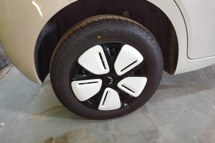Used Wuling Hongguang MINIEV 2025 Four-Door Version Advanced Edition Right Rear Wheel Hub