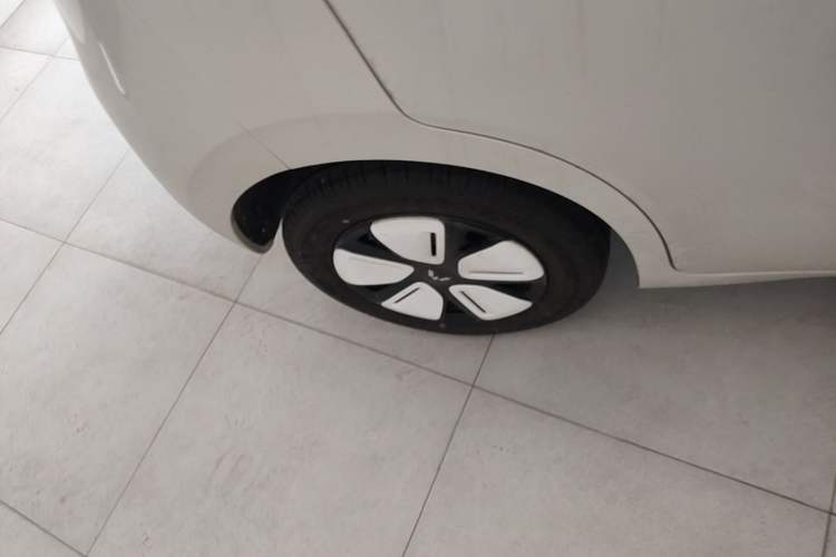 Used Wuling Hongguang MINIEV 2025 Four-Door Version Advanced Edition Right Rear Wheel Hub