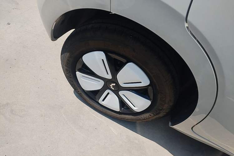 Used Wuling Hongguang MINIEV 2025 Four-Door Version Advanced Edition Right Rear Wheel Hub