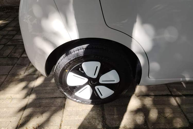 Used Wuling Hongguang MINIEV 2025 Four-Door Version Advanced Edition Right Rear Wheel Hub