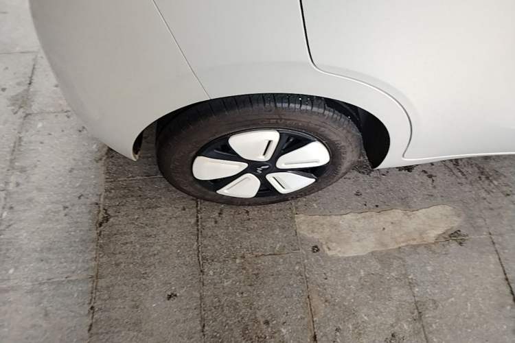 Used Wuling Hongguang MINIEV 2025 Four-Door Version Advanced Edition Right Rear Wheel Hub