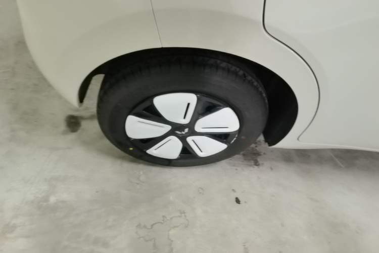 Used Wuling Hongguang MINIEV 2025 Four-Door Version Advanced Edition Right Rear Wheel Hub