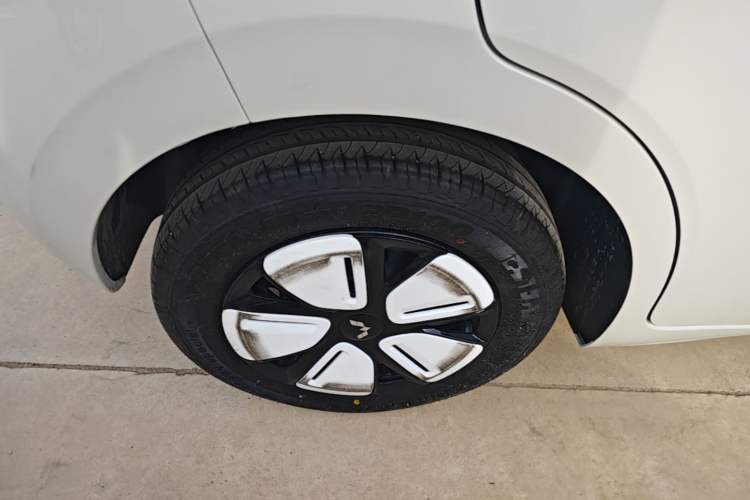Used Wuling Hongguang MINIEV 2025 Four-Door Version Advanced Edition Right Rear Wheel Hub