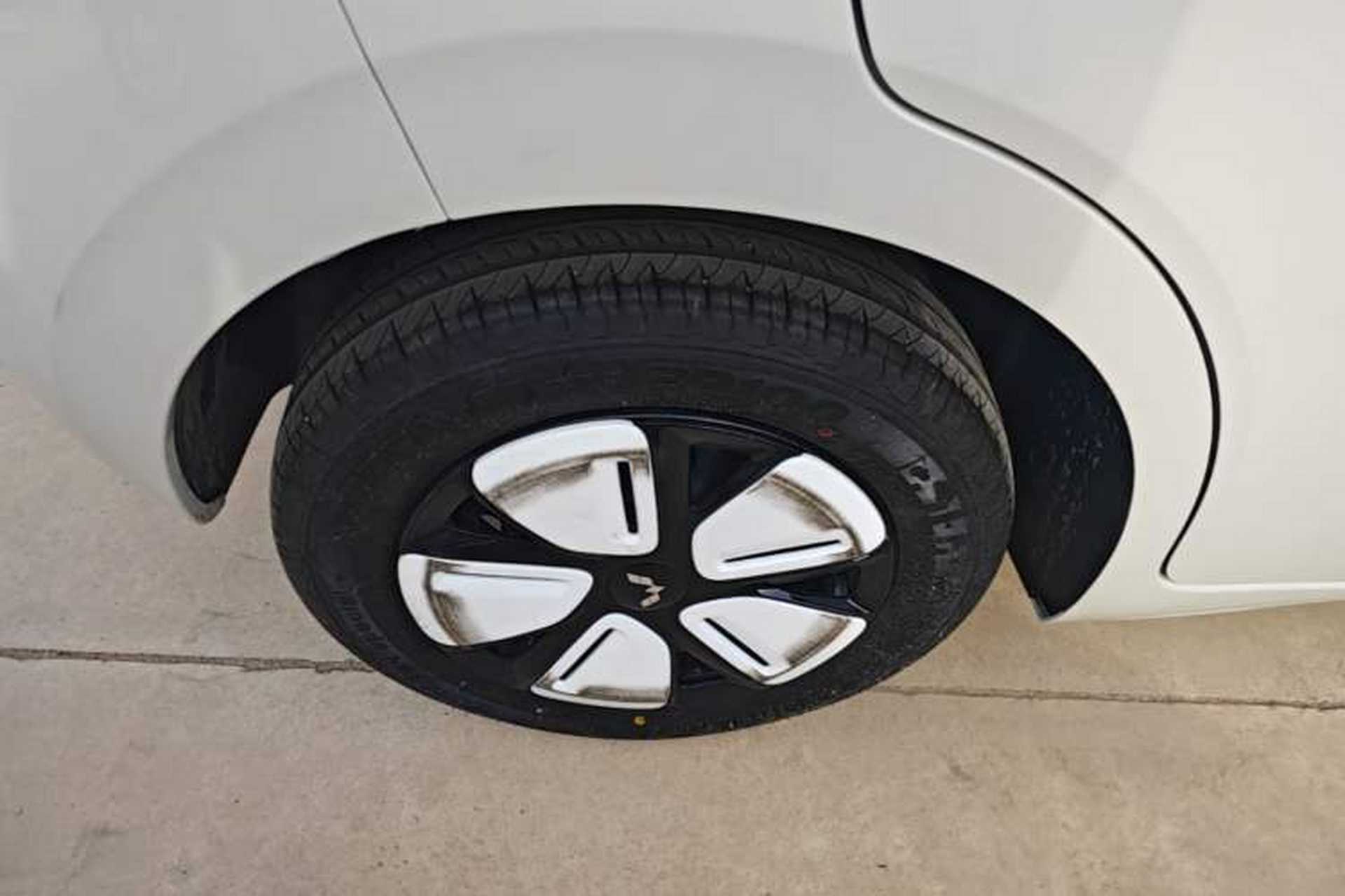 Used Wuling Hongguang MINIEV 2025 Four-Door Version Advanced Edition Right Rear Wheel Hub