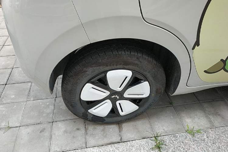 Used Wuling Hongguang MINIEV 2025 Four-Door Version Advanced Edition Right Rear Wheel Hub