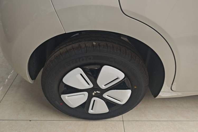 Used Wuling Hongguang MINIEV 2025 Four-Door Version Premium Edition Right Rear Wheel Hub
