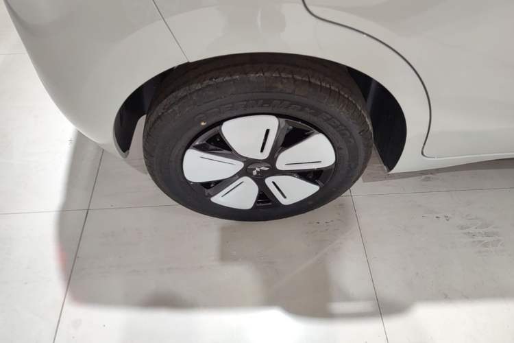 Used Wuling Hongguang MINIEV 2025 Four-Door Version Advanced Edition Right Rear Wheel Hub