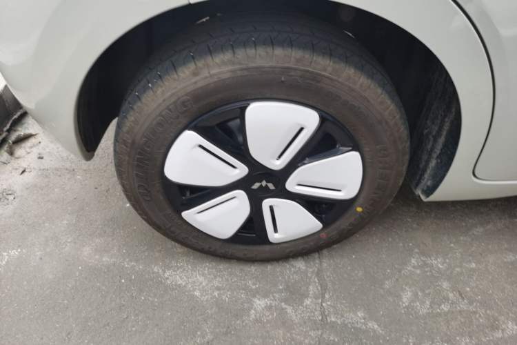 Used Wuling Hongguang MINIEV 2025 Four-Door Version Advanced Edition Right Rear Wheel Hub