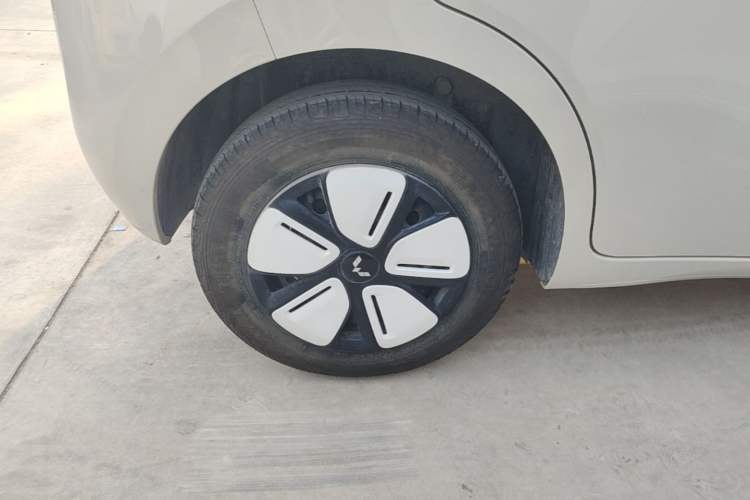 Used Wuling Hongguang MINIEV 2025 Four-Door Version Advanced Edition Right Rear Wheel Hub