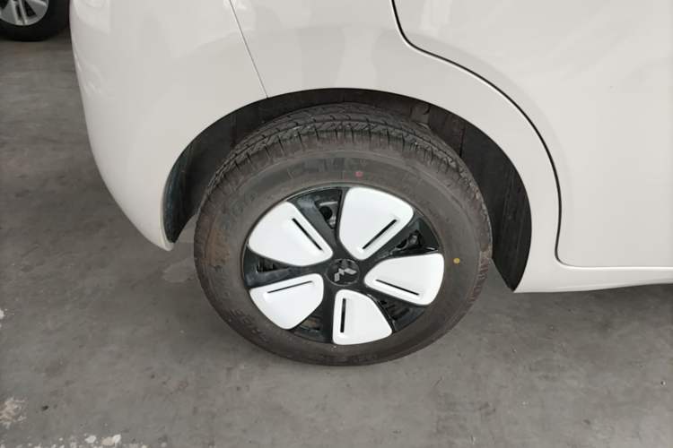 Used Wuling Hongguang MINIEV 2025 Four-Door Version Premium Edition Right Rear Wheel Hub