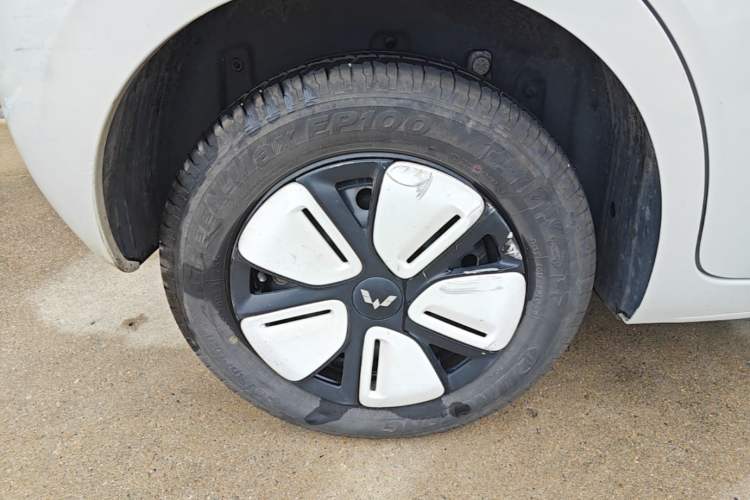 Used Wuling Hongguang MINIEV 2025 Four-Door Version Advanced Edition Right Rear Wheel Hub
