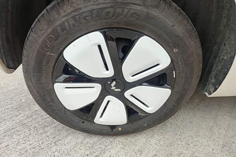 Used Wuling Hongguang MINIEV 2025 Four-Door Version Advanced Edition Right Rear Wheel Hub