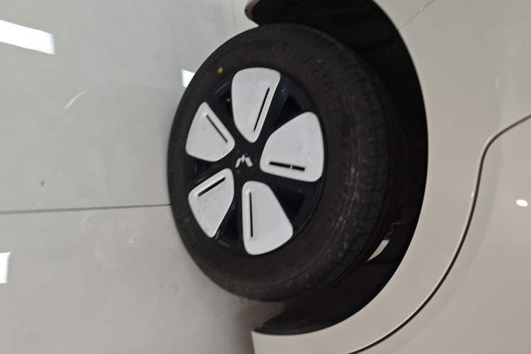 Used Wuling Hongguang MINIEV 2025 Four-Door Version Advanced Edition Right Rear Wheel Hub
