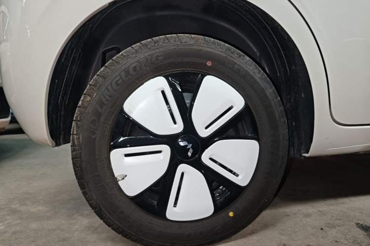 Used Wuling Hongguang MINIEV 2025 Four-Door Version Advanced Edition Right Rear Wheel Hub