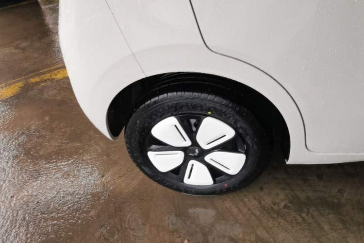 Used Wuling Hongguang MINIEV 2025 Four-Door Version Advanced Edition Right Rear Wheel Hub