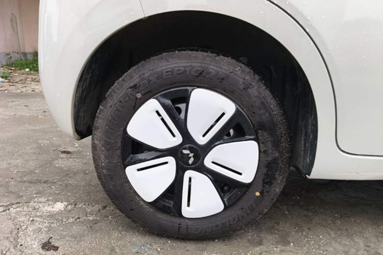 Used Wuling Hongguang MINIEV 2025 Four-Door Version Advanced Edition Right Rear Wheel Hub