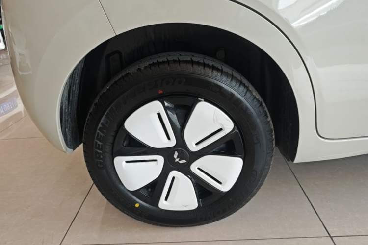 Used Wuling Hongguang MINIEV 2025 Four-Door Version Advanced Edition Right Rear Wheel Hub