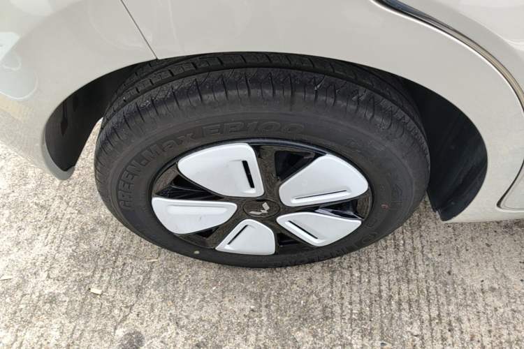 Used Wuling Hongguang MINIEV 2025 Four-Door Version Advanced Edition Right Rear Wheel Hub