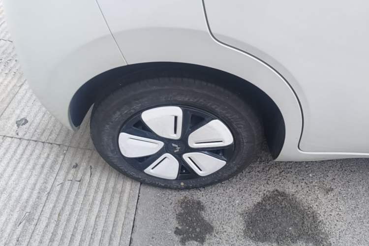 Used Wuling Hongguang MINIEV 2025 Four-Door Version Advanced Edition Right Rear Wheel Hub