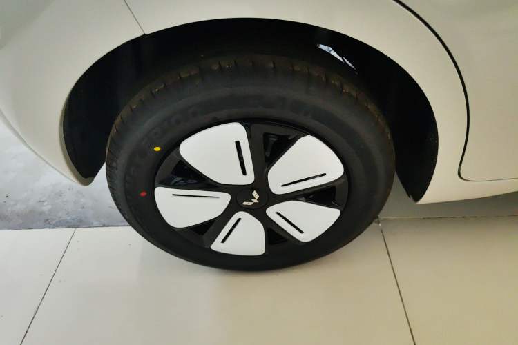 Used Wuling Hongguang MINIEV 2025 Four-Door Version Advanced Edition Right Rear Wheel Hub