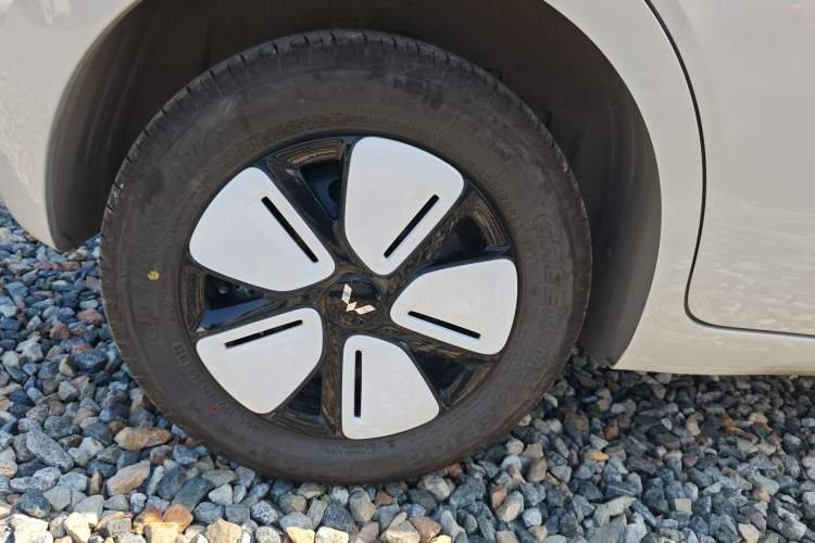 Used Wuling Hongguang MINIEV 2025 Four-Door Version Advanced Edition Right Rear Wheel Hub