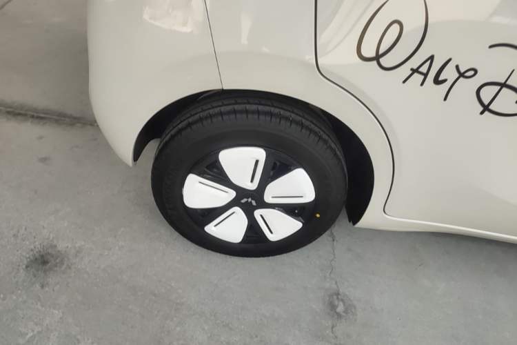 Used Wuling Hongguang MINIEV 2025 Four-Door Version Premium Edition Right Rear Wheel Hub