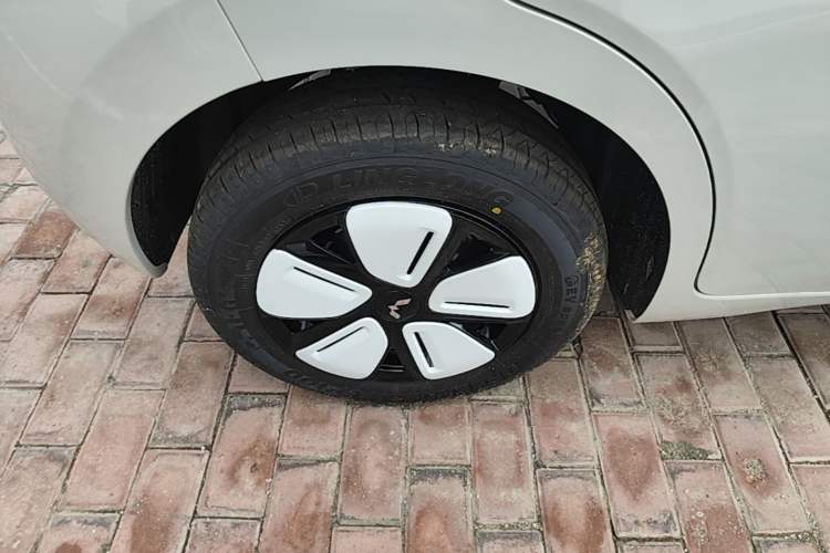 Used Wuling Hongguang MINIEV 2025 Four-Door Version Advanced Edition Right Rear Wheel Hub