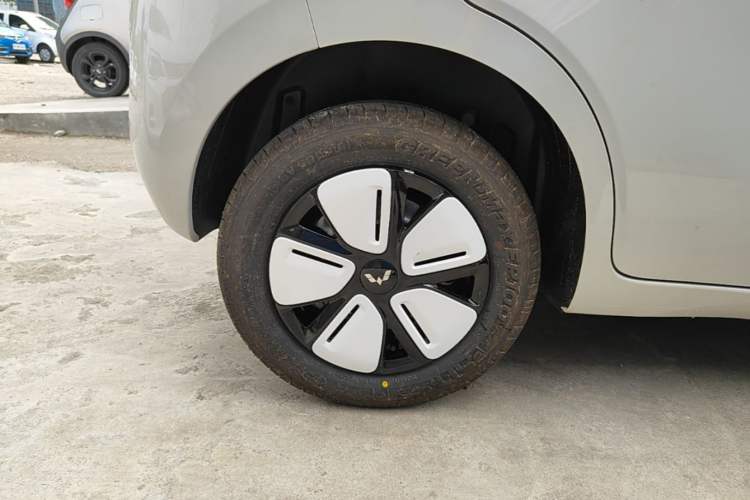Used Wuling Hongguang MINIEV 2025 Four-Door Version Advanced Edition Right Rear Wheel Hub