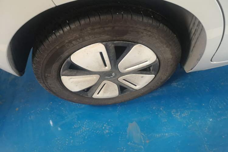 Used Wuling Hongguang MINIEV 2025 Four-Door Version Advanced Edition Right Rear Wheel Hub