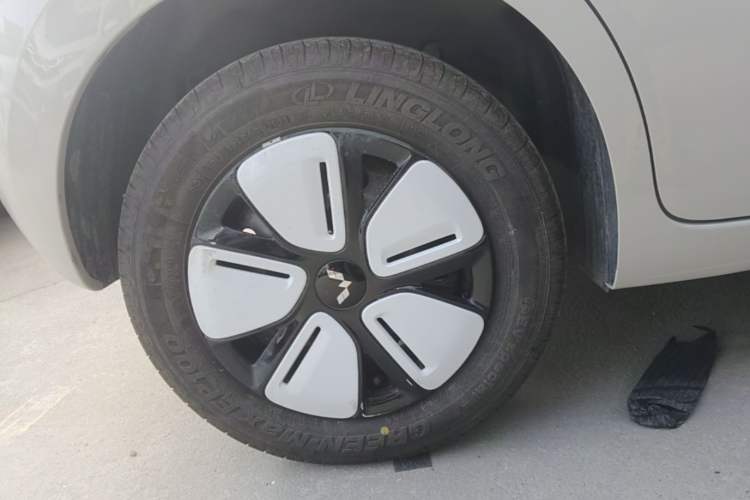 Used Wuling Hongguang MINIEV 2025 Four-Door Version Advanced Edition Right Rear Wheel Hub