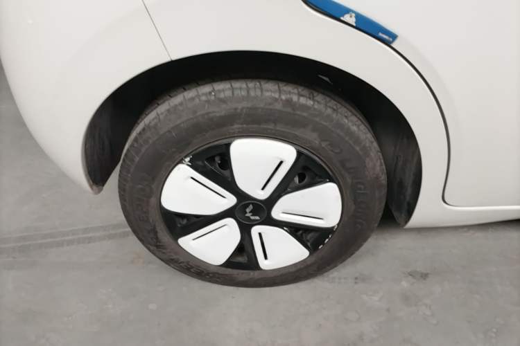Used Wuling Hongguang MINIEV 2025 Four-Door Version Advanced Edition Right Rear Wheel Hub
