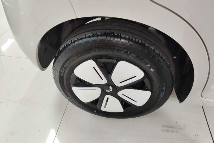 Used Wuling Hongguang MINIEV 2025 Four-Door Version Advanced Edition Right Rear Wheel Hub