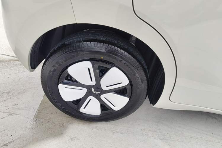 Used Wuling Hongguang MINIEV 2025 Four-Door Version Advanced Edition Right Rear Wheel Hub