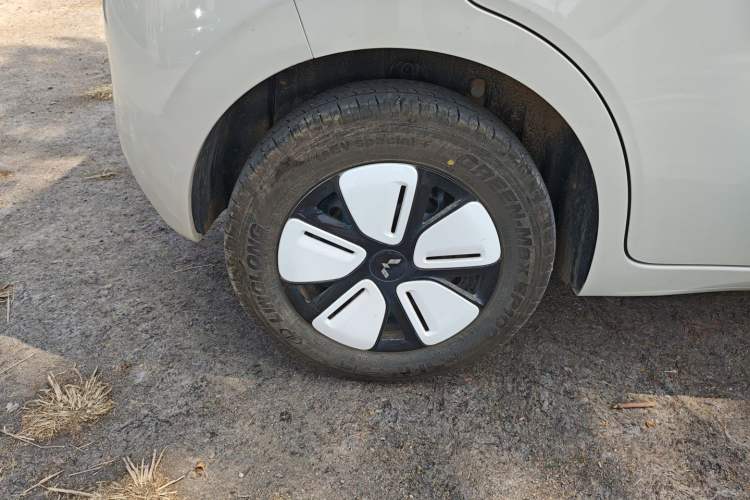 Used Wuling Hongguang MINIEV 2025 Four-Door Version Advanced Edition Right Rear Wheel Hub