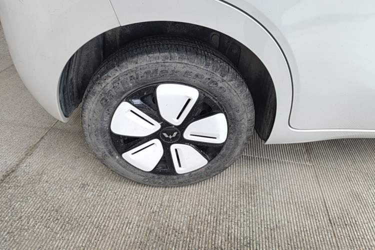 Used Wuling Hongguang MINIEV 2025 Four-Door Version Advanced Edition Right Rear Wheel Hub