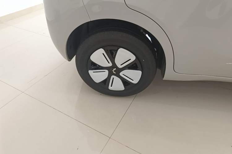 Used Wuling Hongguang MINIEV 2025 Four-Door Version Advanced Edition Right Rear Wheel Hub