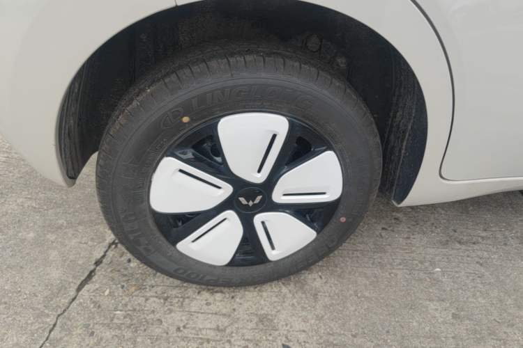 Used Wuling Hongguang MINIEV 2025 Four-Door Version Advanced Edition Right Rear Wheel Hub
