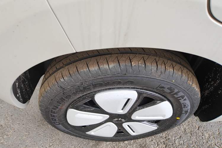 Used Wuling Hongguang MINIEV 2025 Four-Door Version Advanced Edition Right Rear Wheel Hub