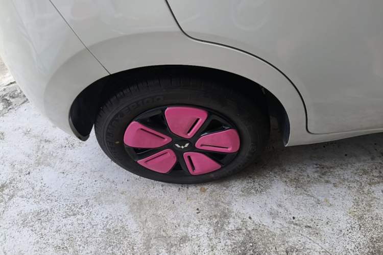 Used Wuling Hongguang MINIEV 2025 Four-Door Version Advanced Edition Right Rear Wheel Hub