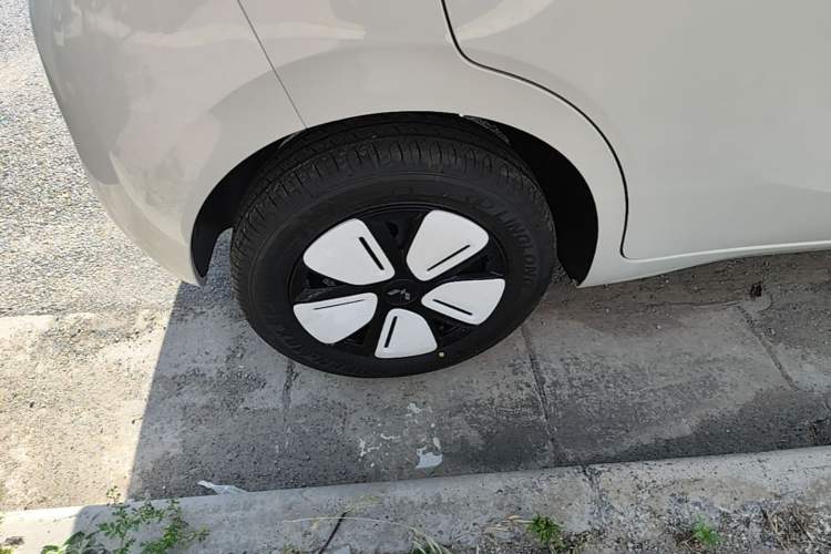 Used Wuling Hongguang MINIEV 2025 Four-Door Version Advanced Edition Right Rear Wheel Hub