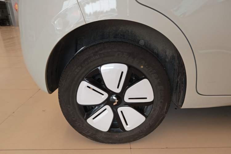 Used Wuling Hongguang MINIEV 2025 Four-Door Version Advanced Edition Right Rear Wheel Hub